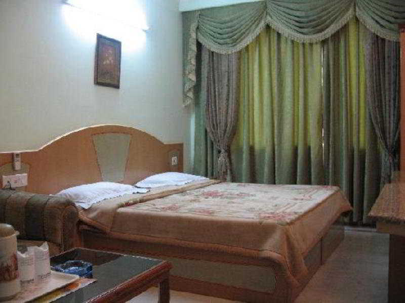The Crest Inn Дели Номер фото